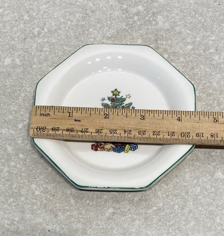 Set of 4 nikko Plates