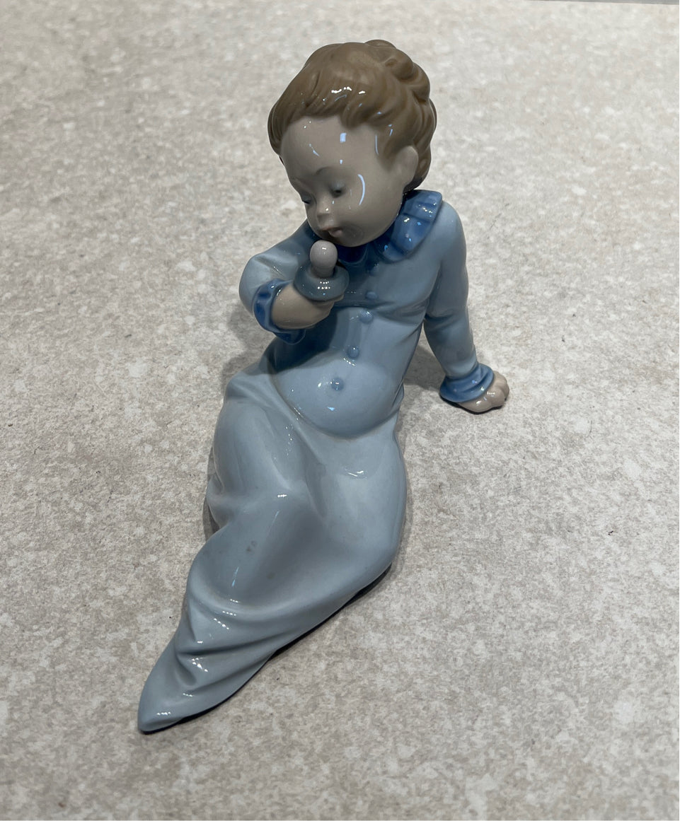 Lladro 5099 - Baby with Pacifier
