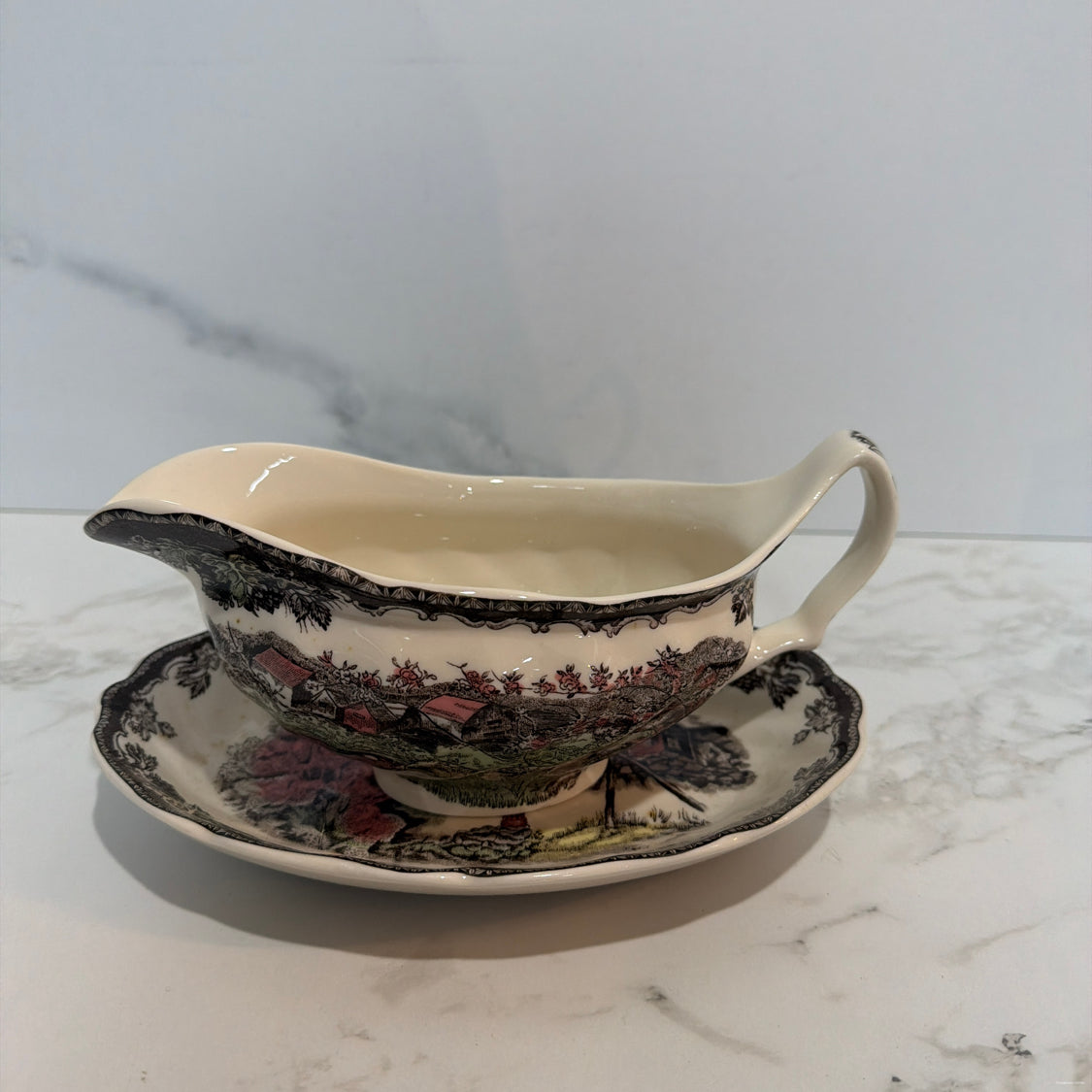 Friendly Village Gravy with Underplate