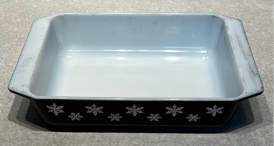 Pyrex Snowflake Casserole 575-B