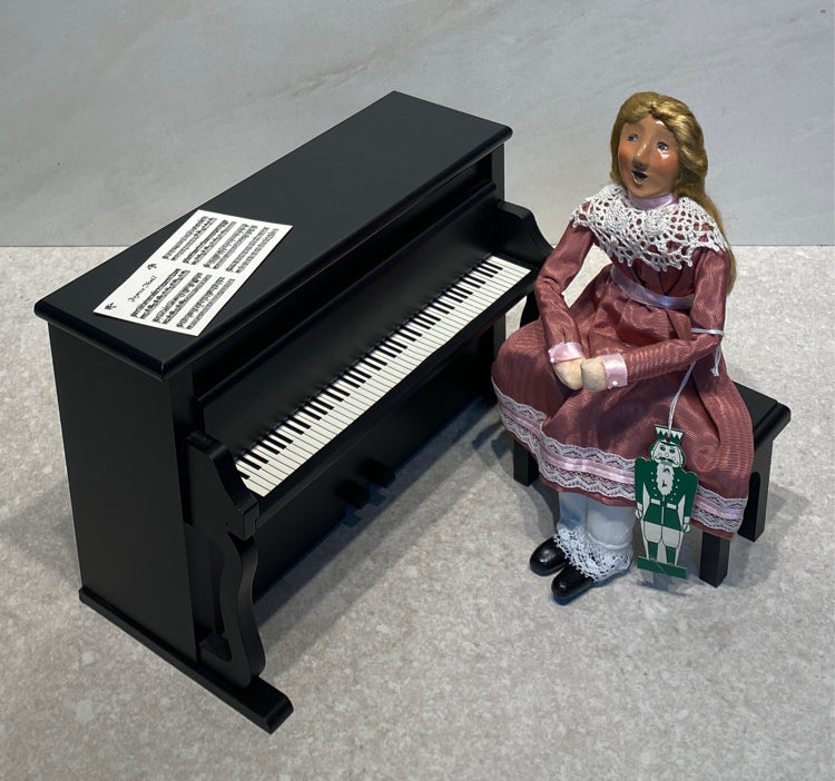 Byers Choice Lady With Piano