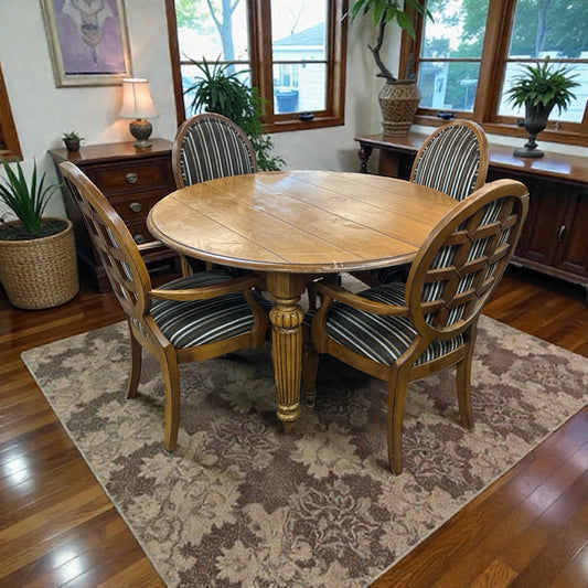 Table and 4 Chairs (2 Leafs)