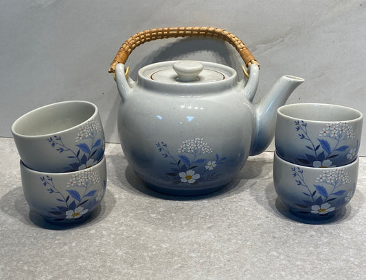 Teapot and 4 Glasses