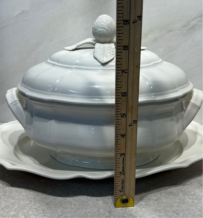 Villeroy & Boch Covered Vegetable Bowl With Underplate