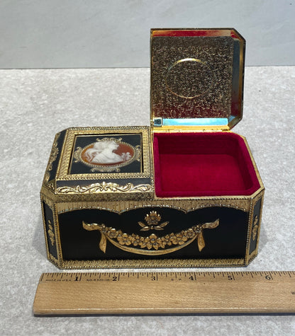 Splendid Cameo Musical Box