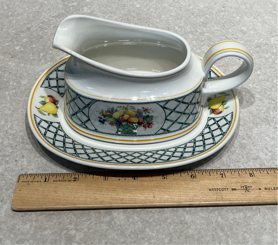 Vileroy & Boch  Basket Gravy With Underplate
