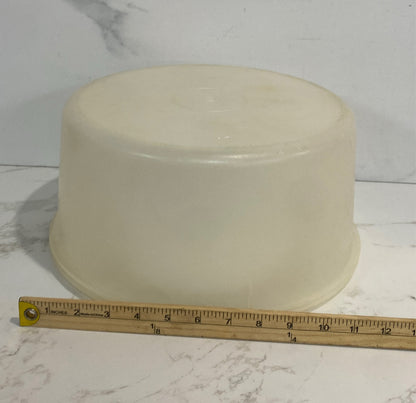 Covered Tupperware Cake Container