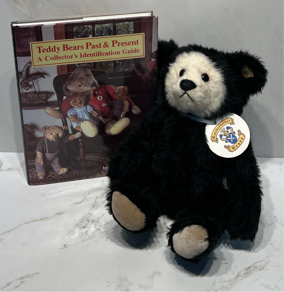 Knickberbocker Bear With Book