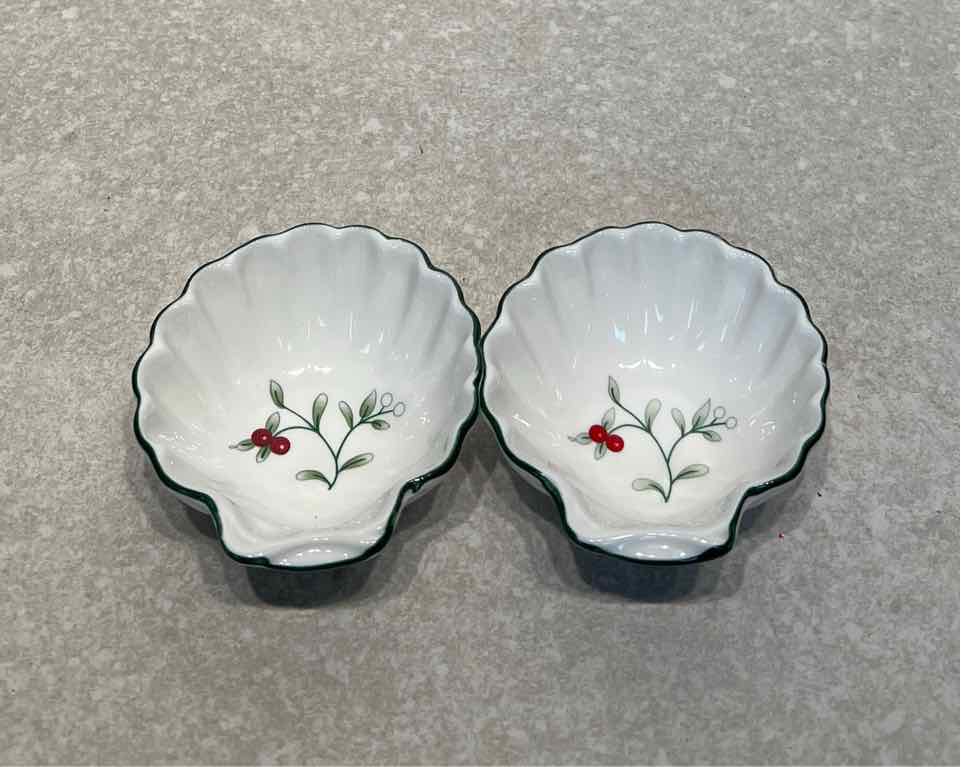 Set of 2 Winterberry Bowls