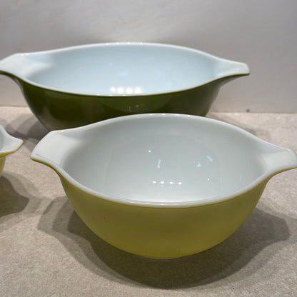 Set of 4 Pyrex Bowls