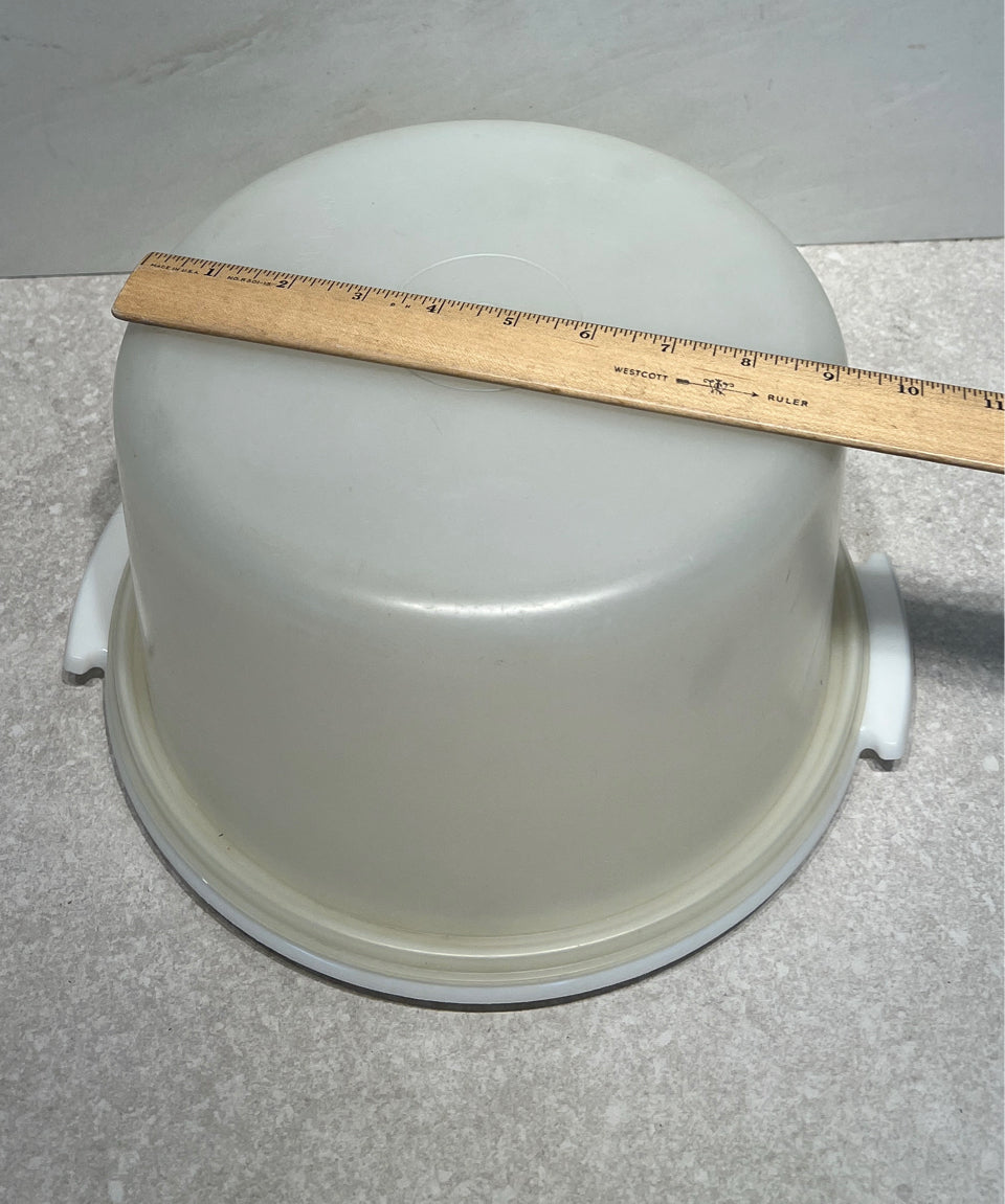 Tupperware Covered Cake Container