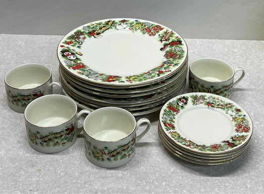 Toys for Tots 8 Dinnerware Set